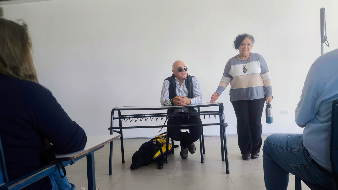 imagen Un usuario de perro guía y su perra fueron protagonistas de una charla abierta en la Facultad de Educación