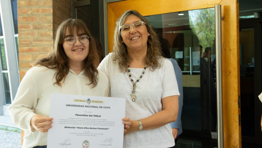 imagen Distinguieron a estudiantes de la Facultad de Educación con el premio "María Elisa Norton Farmache" 