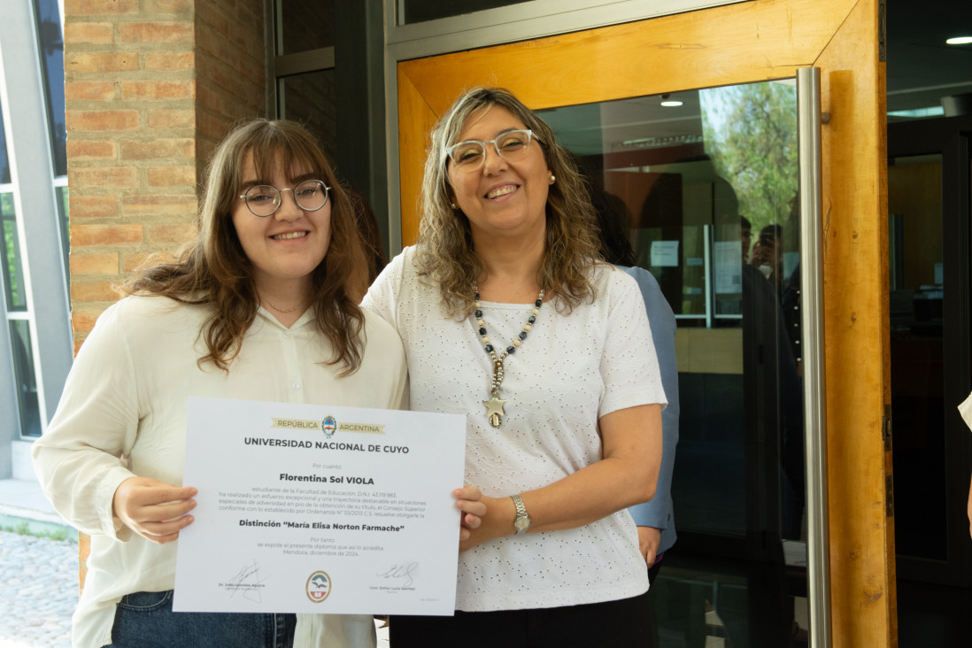 imagen Distinguieron a estudiantes de la Facultad de Educación con el premio "María Elisa Norton Farmache" 