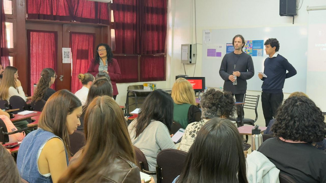 imagen Especialista en Terapia del Lenguaje de Hungría visitó la Facultad de Educación