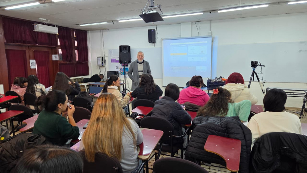 imagen Del aula a la pantalla: estudiantes dialogaron por streaming con la autora de una obra que analizan