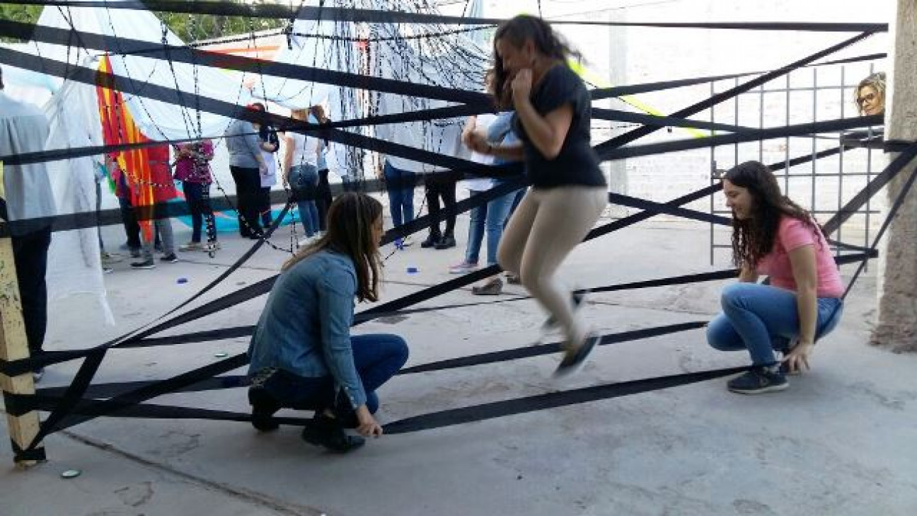 imagen Proyecto de Extensión desarrolla instalaciones artísticas en escuela de Guaymallén