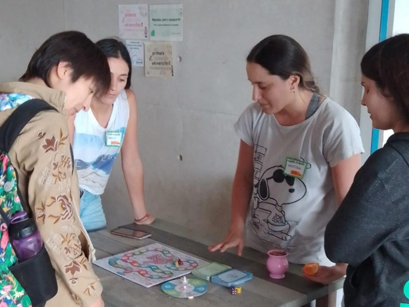 imagen Estudiantes de la Facultad de Educación presentaron juegos de mesa educativos en clase pública