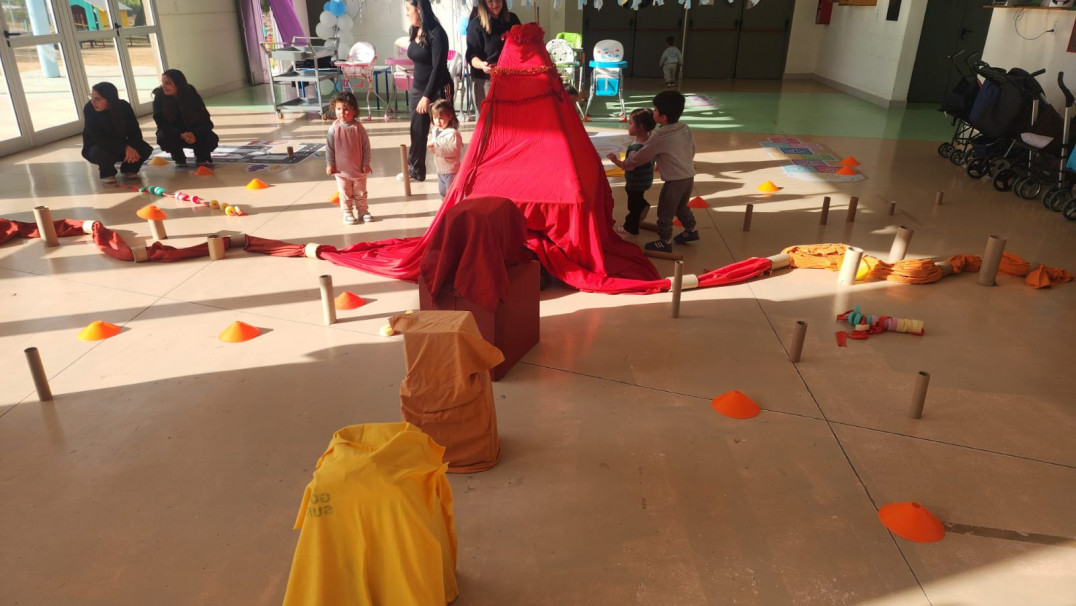 imagen Crearon instalaciones artísticas para niños en la Escuela Vera Arenas y el jardín Caritas Dulces