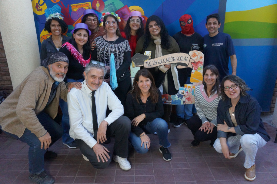 imagen Estudiantes de segundo año de la TUES organizaron un festejo a estudiantes de tercero que terminaron el cursado de su carrera