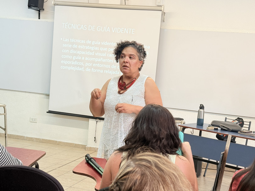 imagen Ofrecieron técnicas de guía vidente al personal de la Facultad