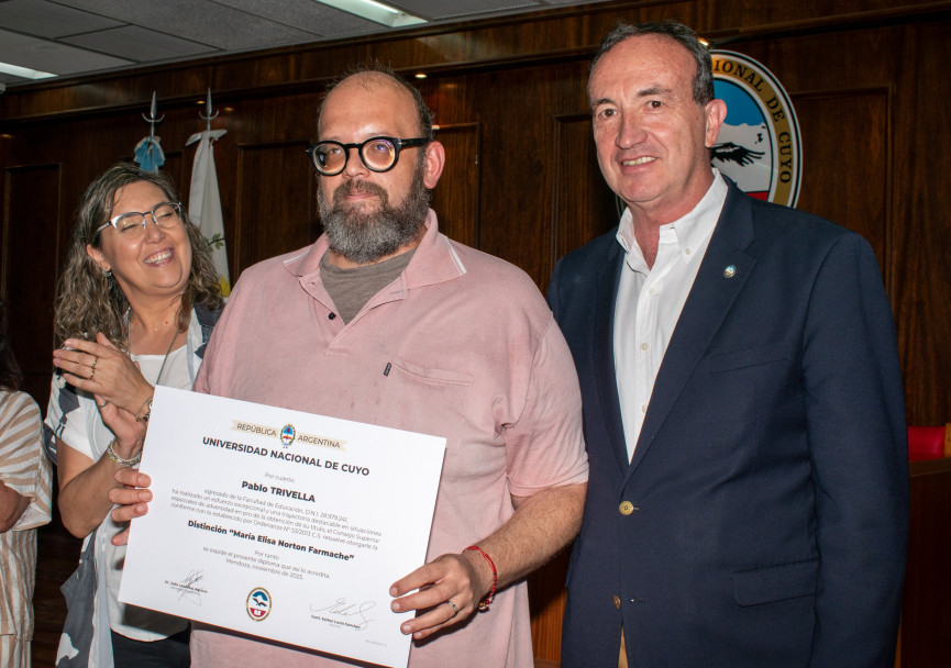 imagen Estudiantes y graduados de la Facultad de Educación recibieron la distinción en honor a María Elisa Norton