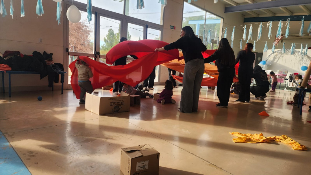 imagen Crearon instalaciones artísticas para niños en la Escuela Vera Arenas y el jardín Caritas Dulces