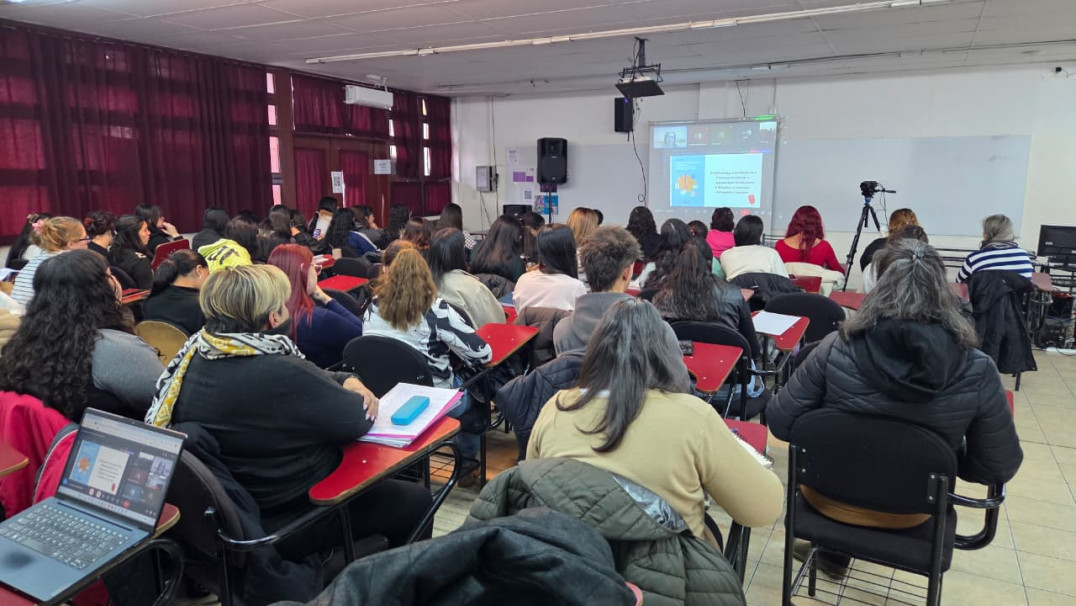 imagen Del aula a la pantalla: estudiantes dialogaron por streaming con la autora de una obra que analizan