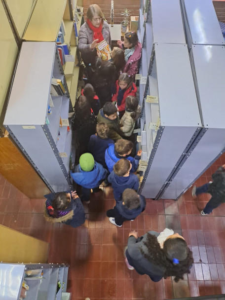 imagen Estudiantes de la Escuela Carmen Vera Arenas visitaron la Biblioteca de la Facultad