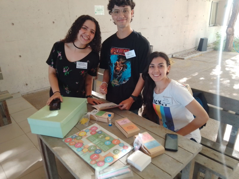 imagen Estudiantes de la Facultad de Educación presentaron juegos de mesa educativos en clase pública