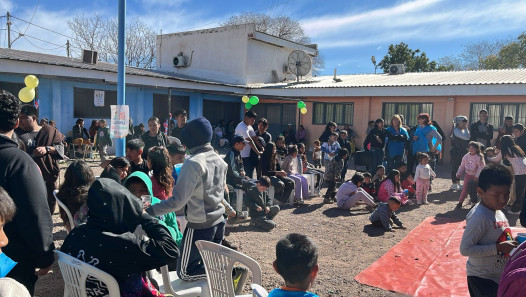 imagen Más de 30 niños y niñas del merendero "Dejando Huellas" recibieron donaciones de la Facultad de Educación de la UNCuyo
