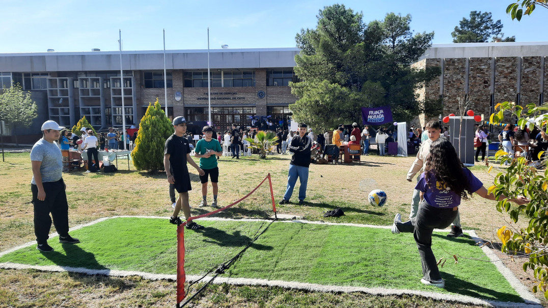 imagen Estudiantes celebraron su día con música, juegos y sorteos