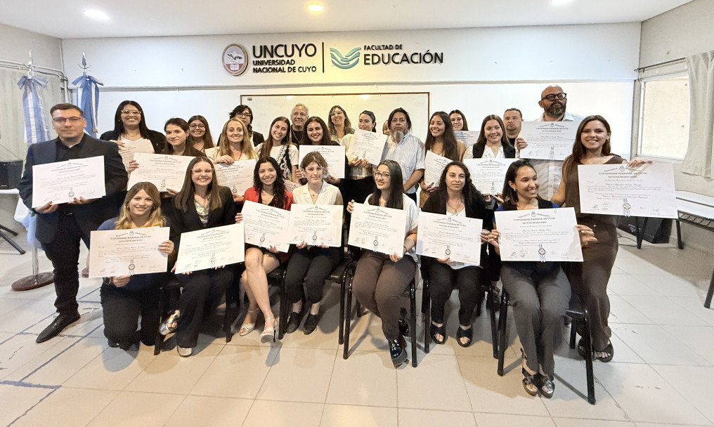 imagen Juraron 25 nuevos egresados de la Facultad de Educación