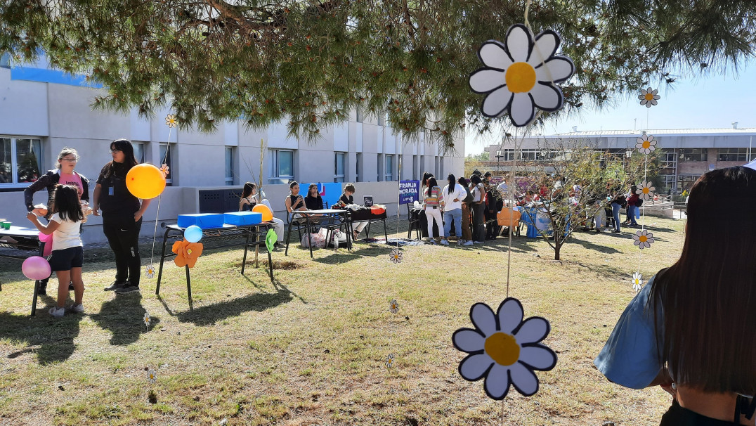 imagen Estudiantes celebraron su día con música, juegos y sorteos