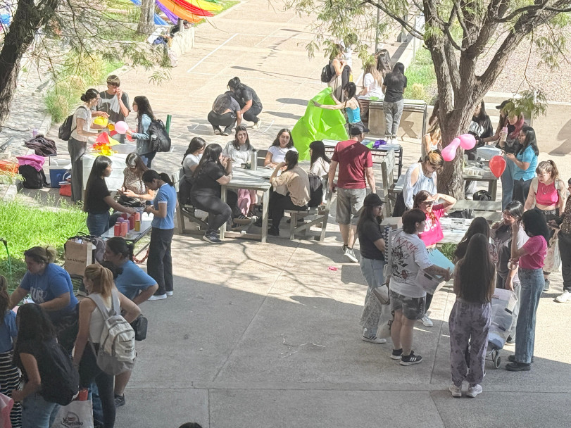 imagen Estudiantes celebraron su día con música, juegos y sorteos