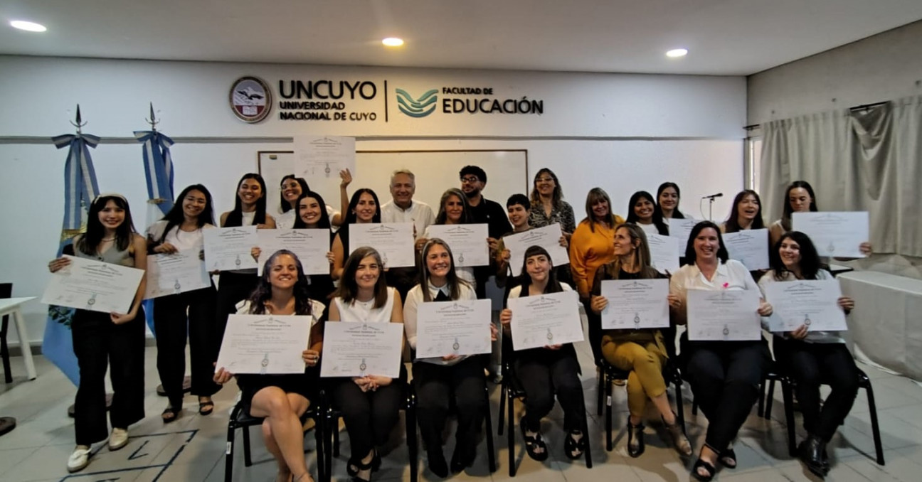 imagen 21 nuevos egresados juraron en la Facultad de Educación