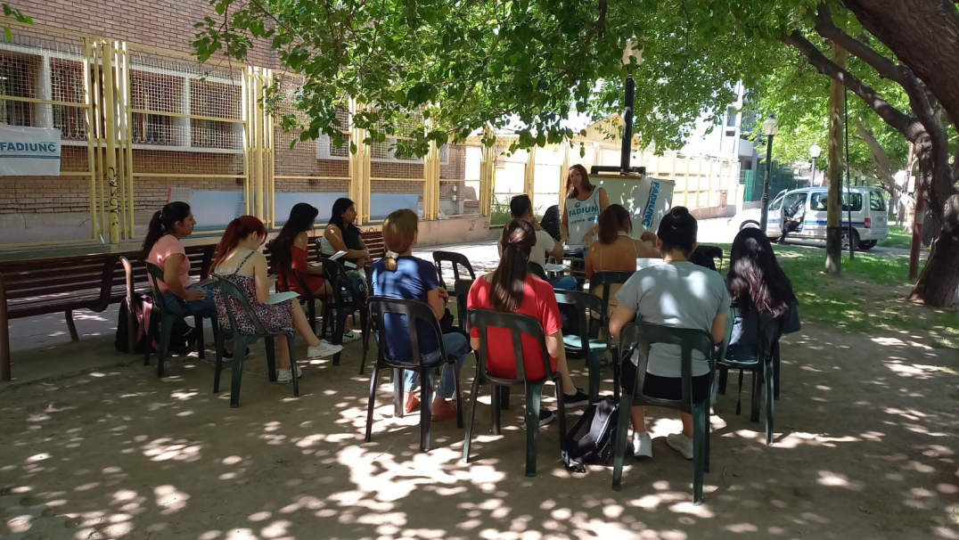 imagen Clases públicas: la Facultad de Educación llevó sus aulas a la vereda