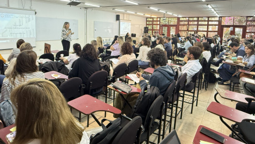 imagen Docentes de la Facultad de Educación se preparan en conjunto para comenzar el ciclo lectivo