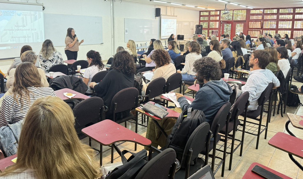 imagen Docentes de la Facultad de Educación se preparan en conjunto para comenzar el ciclo lectivo