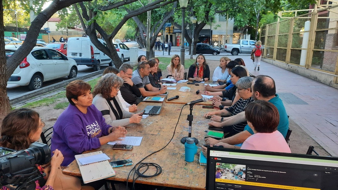 imagen Consejo Directivo sesionó en la calle en defensa de la Universidad Pública