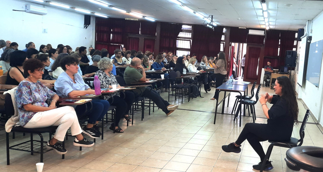 imagen Docentes de la Facultad de Educación se preparan en conjunto para comenzar el ciclo lectivo