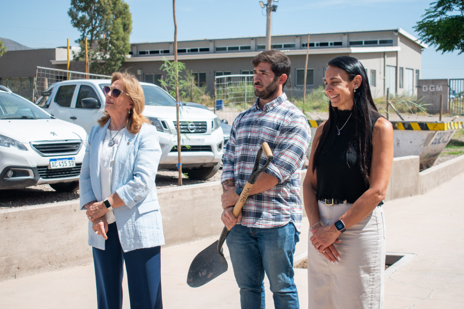 imagen Treinta árboles representan los primeros 30 años de la Facultad de Educación de la UNCuyo