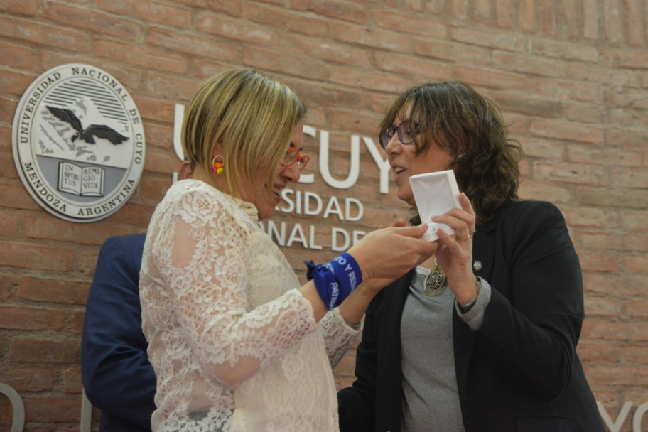 imagen Nueva doctora Honoris Causa distinguida por su solidaridad y compromiso con los derechos de las personas sordas