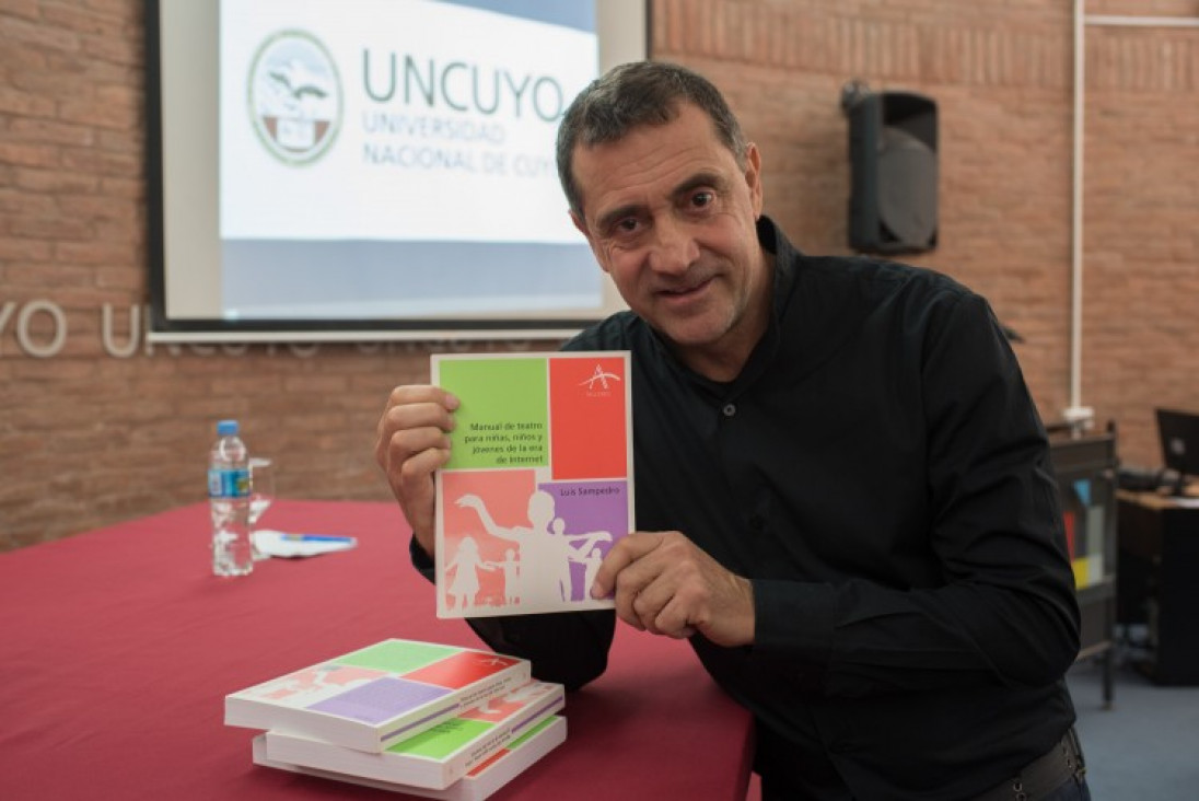 imagen Egresado de la Facultad dictará taller de teatro en la Nave Universitaria