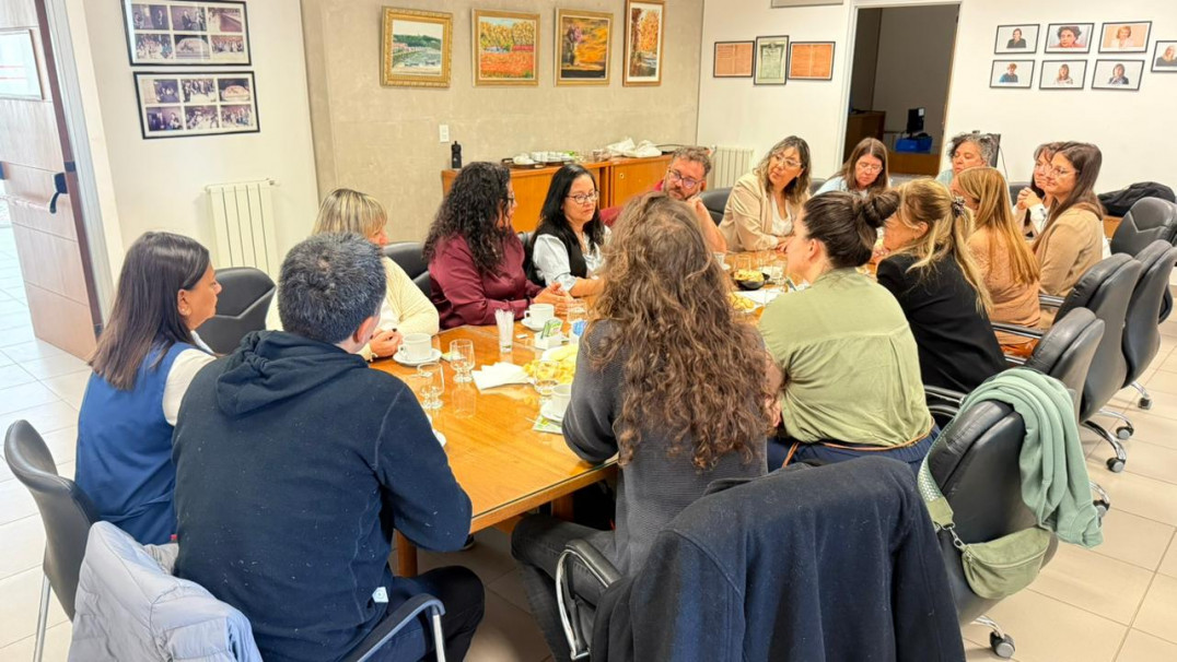 imagen Especialista en Terapia del Lenguaje de Hungría visitó la Facultad de Educación