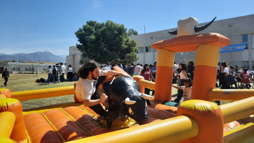 imagen Estudiantes celebraron su día con música, juegos y sorteos