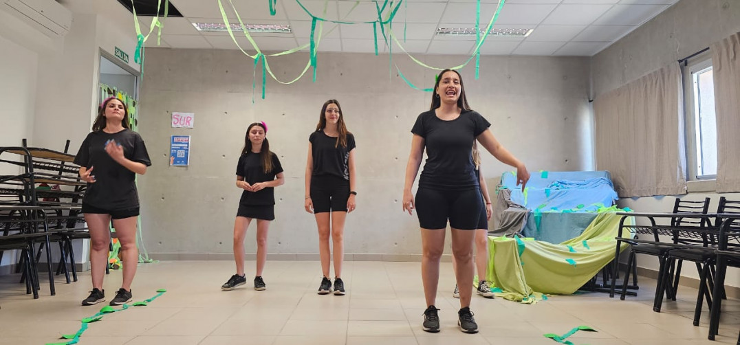imagen Estudiantes presentaron trabajos finales de Lenguaje Corporal y Teatral