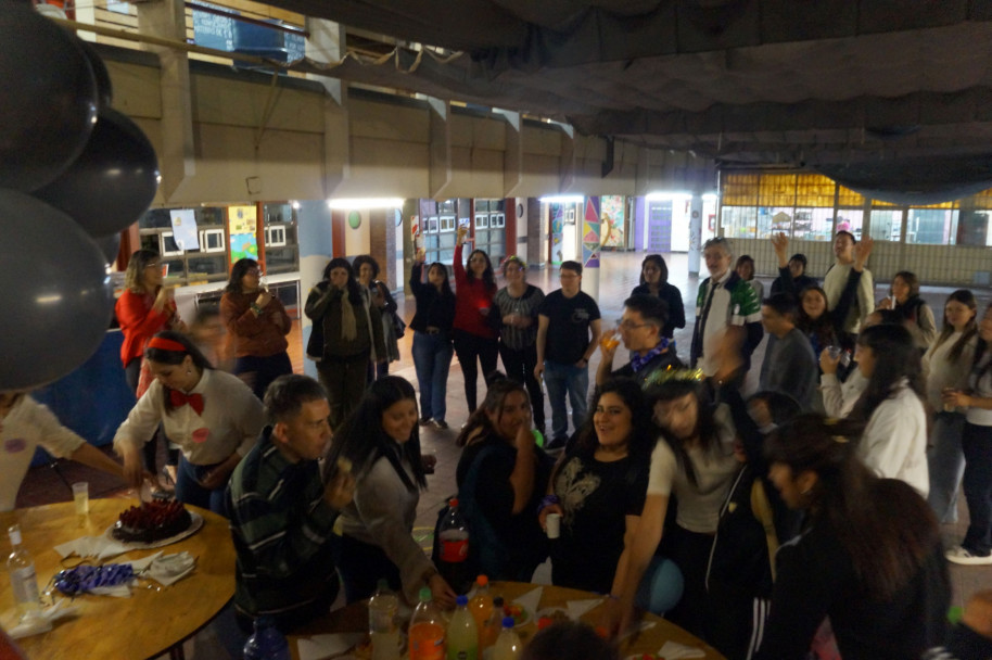 imagen Estudiantes de segundo año de la TUES organizaron un festejo a estudiantes de tercero que terminaron el cursado de su carrera