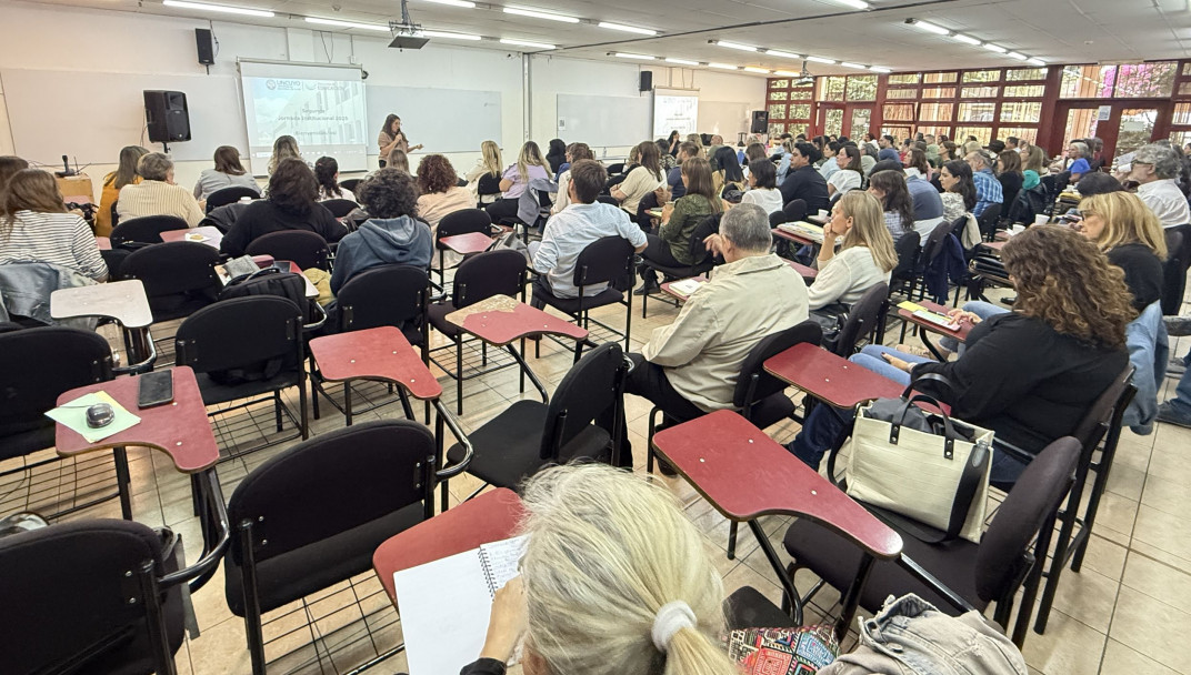 imagen Docentes de la Facultad de Educación se preparan en conjunto para comenzar el ciclo lectivo