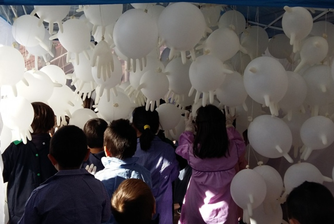 imagen Estudiantes de la Facultad realizaron instalaciones artísticas de juegos para niños de la ECVA