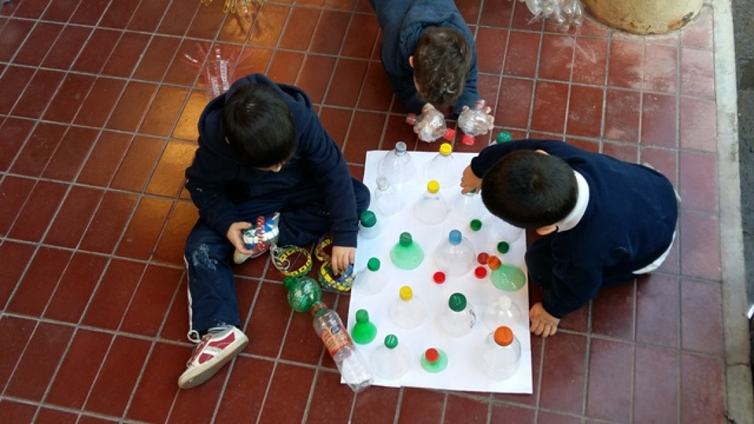 imagen Estudiantes de la Facultad realizaron instalaciones artísticas de juegos para niños de la ECVA