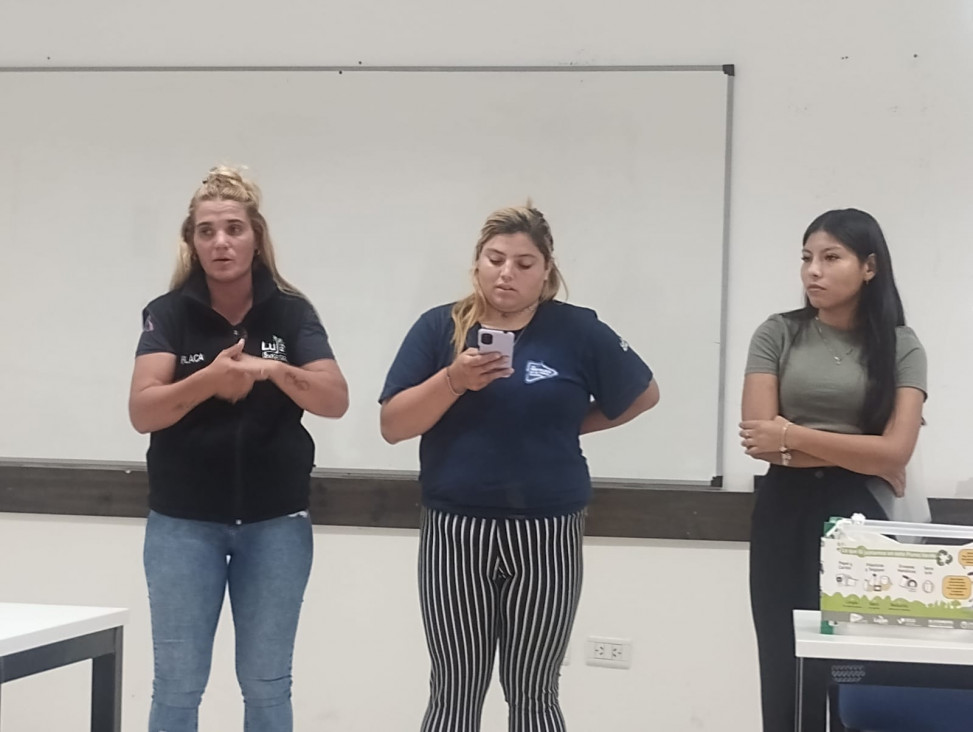 imagen Estudiante de la Facultad de Educación expuso en jornada internacional sobre gestión de residuos