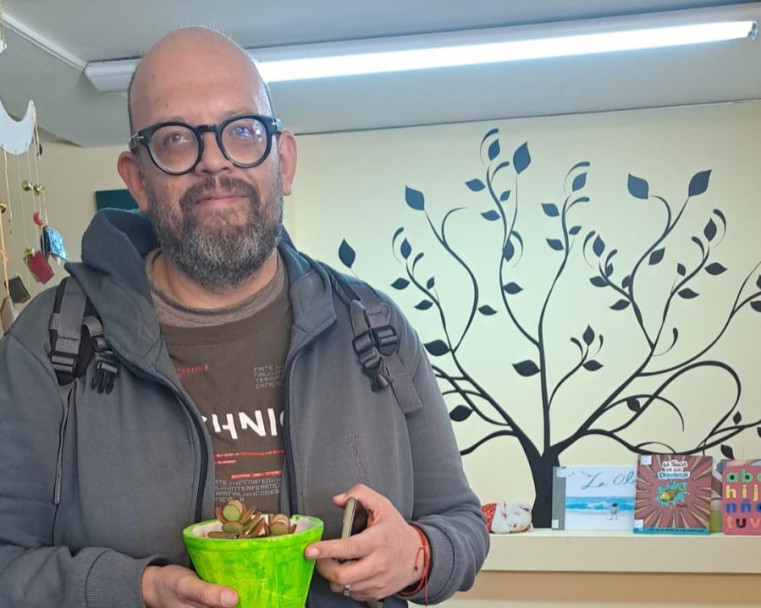 imagen Nombraron "Bajo el árbol de los cuentos" el nuevo rincón infantil de la Biblioteca de Educación