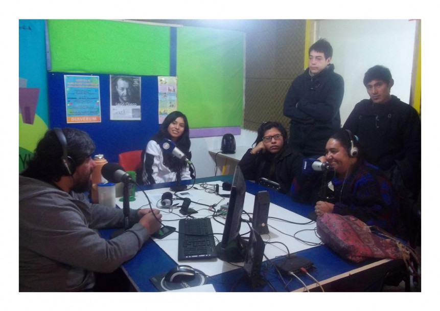 imagen Condutores y estudiantes de la FEEyE durante el programa de noticias “Parar la Olla” de Radio Cuyum (mayo 2015).