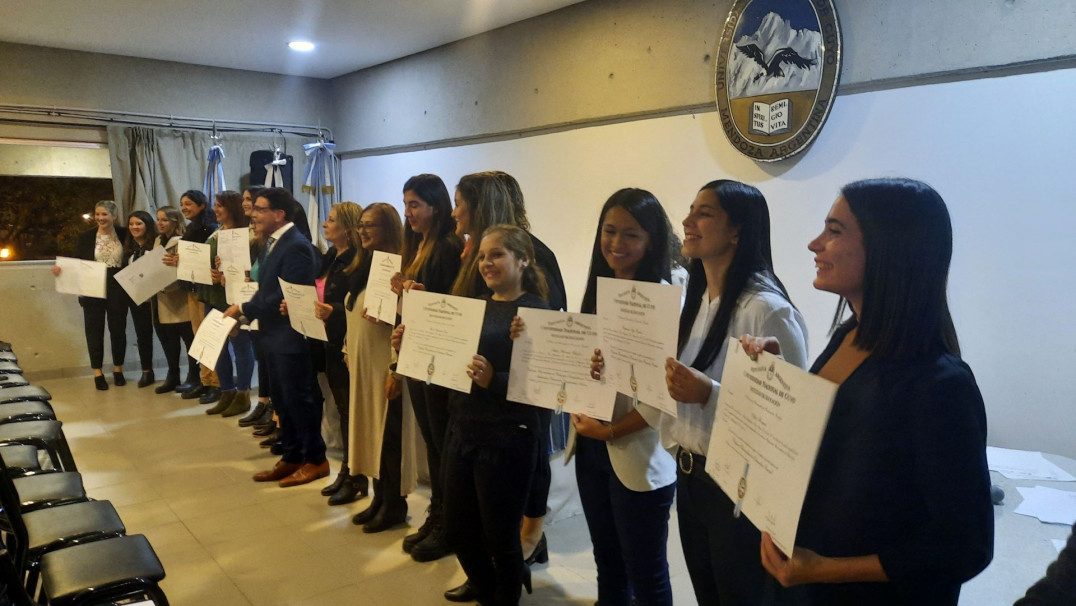 imagen Dieciséis nuevos egresados de Educación recibieron sus diplomas