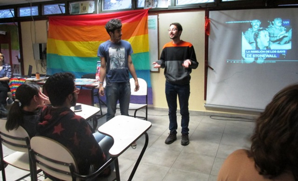 imagen Realizaron un cine debate por el Día del Orgullo LGBT