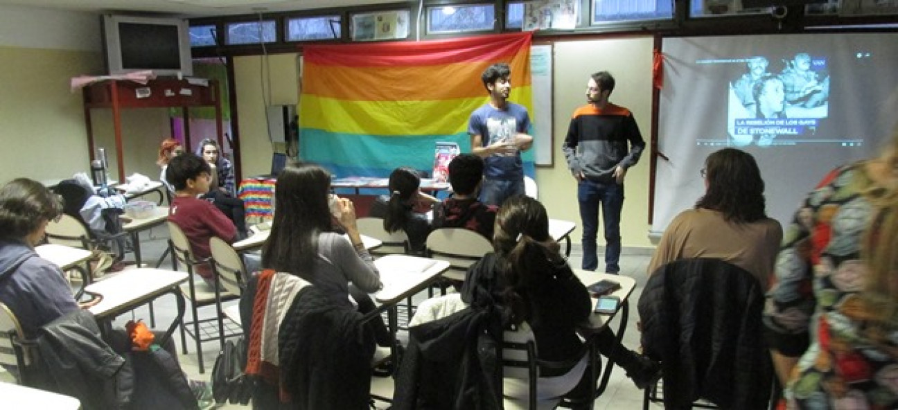 imagen Realizaron un cine debate por el Día del Orgullo LGBT