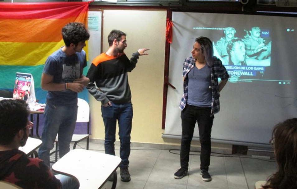 imagen Realizaron un cine debate por el Día del Orgullo LGBT
