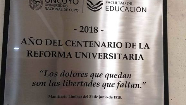 imagen Placa conmemorativa a 100 años de la Reforma Universitaria en la FED