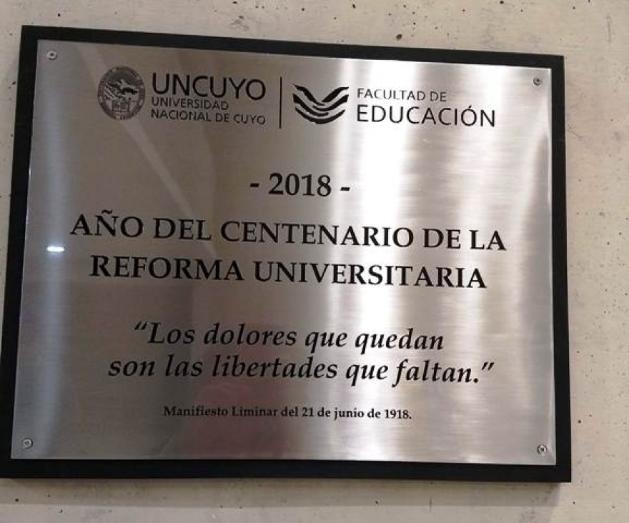 imagen Placa conmemorativa a 100 años de la Reforma Universitaria en la FED