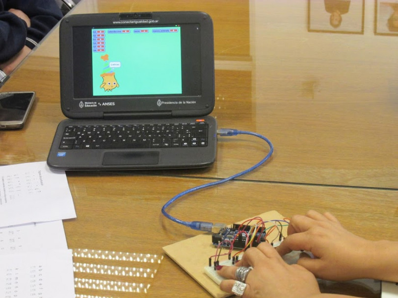 imagen Estudiantes secundarios trabajan en prototipos para facilitar el aprendizaje de personas ciegas