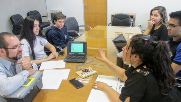imagen Estudiantes secundarios trabajan en prototipos para facilitar el aprendizaje de personas ciegas