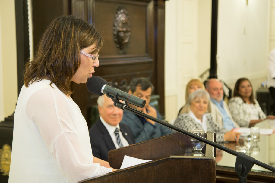 imagen La Dra. Mónica Castilla fue reconocida por su gran trayectoria en Educación