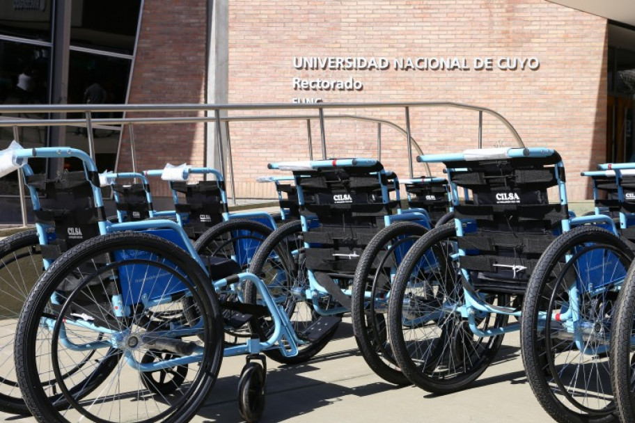 imagen La Facultad de Educación cuenta con silla de ruedas de traslado