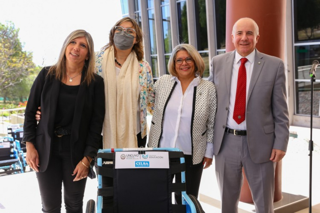 imagen La Facultad de Educación cuenta con silla de ruedas de traslado